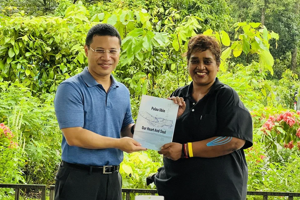 ‘உபின் நண்பர்கள்’ குழுவின் தொடக்க உறுப்பினராக இருந்த வனவிலங்கு ஆலோசகர் சுபராஜ் ராஜாதுரையைக் கெளரவித்தார் அமைச்சர் டெஸ்மண்ட் லீ. 2019ல் காலமான திரு சுபராஜின் சார்பாக அவருடைய மனைவி ஷாம்லா அன்பளிப்பைப் பெற்றார்.