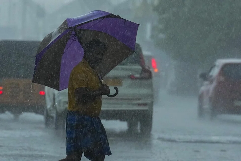 திண்டுக்கல், விருதுநகர், மதுரை, திருச்சி உள்ளிட்ட பல்வேறு மாவட்டங்களின் சில பகுதிகளில் கனமழை பெய்தது.