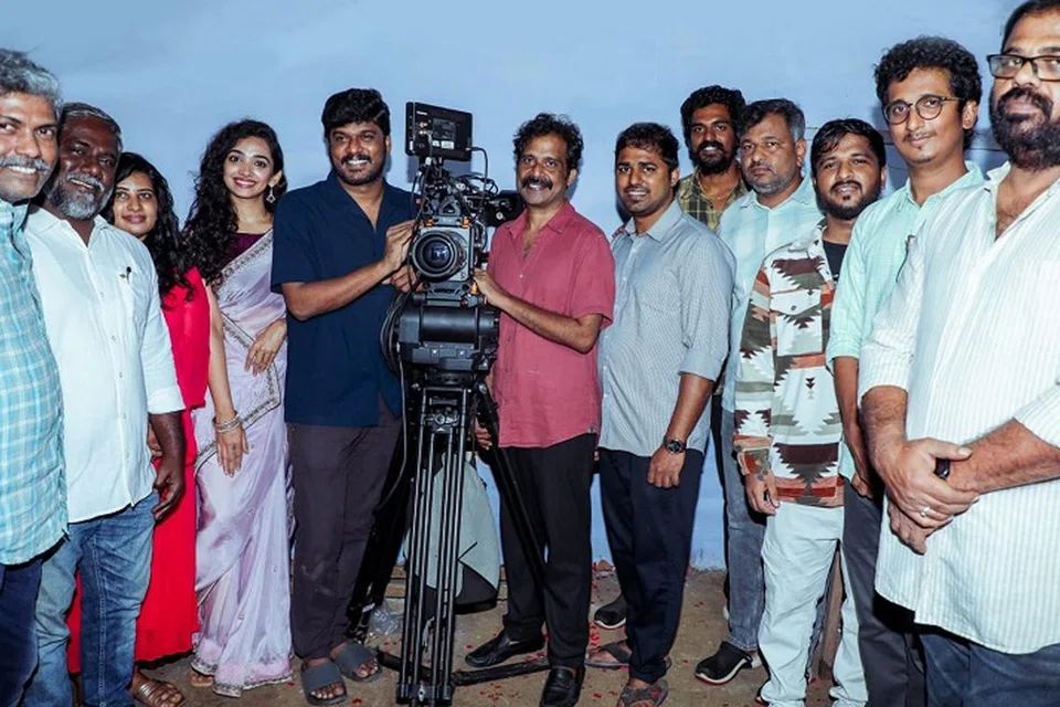 புதுப் படத்தின் பூஜையில் நடிகர் மணிகண்டன்.