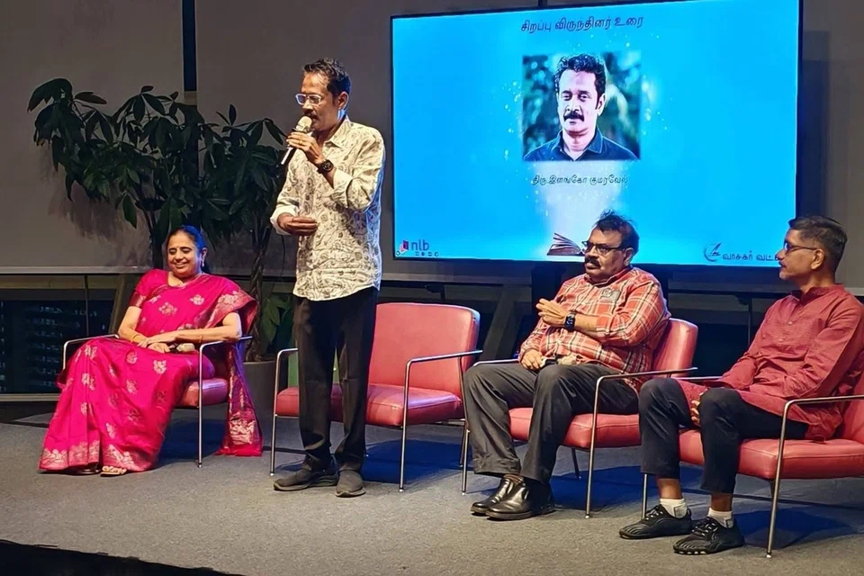 நூலாசிரியர்கள் மூவரும் மேடையில் வீற்றிருக்க, சிறப்பு விருந்தினர் இளங்கோ குமரவேல் தமது அனுபவங்களைப் பகிர்ந்துகொண்டார்.