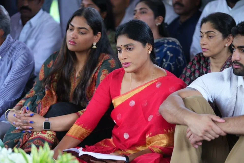 ஆந்திராவின் முன்னாள் முதல்வர் ஒய்.எஸ்.ராஜசேகர ரெட்டியின் 74வது பிறந்த நாள் விழாவில் அவரது மகளும் ஒய்.எஸ்.ஆர் தெலுங்கானா கட்சியின் தலைவருமான ஒய்.எஸ்.ஷர்மிளா.