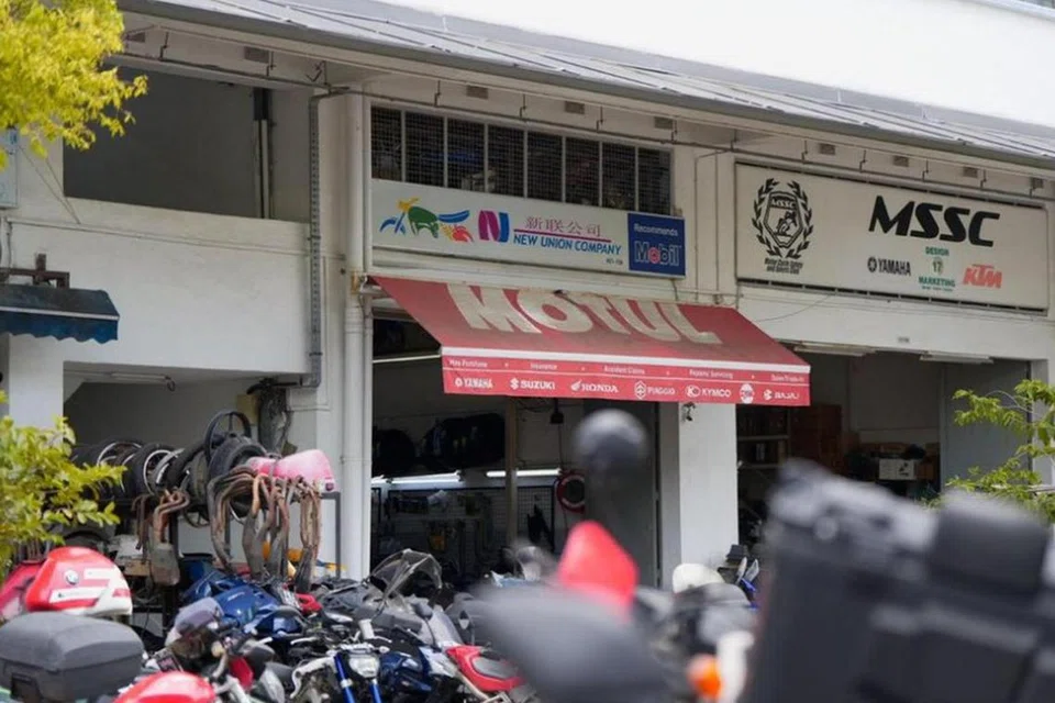 தற்காலிகமாக தங்கி இருந்த தொழில்கூட முகவரியையே வீட்டு முகவரியாக ஆடவர் கொடுத்து இருந்தார்.