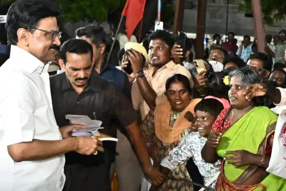 தஞ்சாவூரில் நேரடியாக மக்களைச் சந்தித்து, மனுக்களைப் பெற்றுக்கொண்டார். 