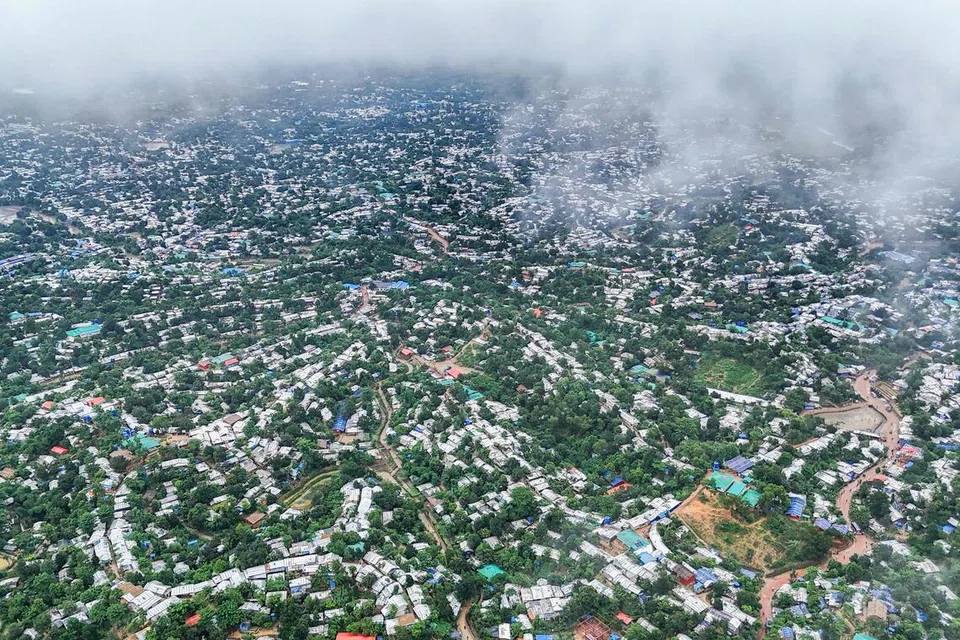 மியன்மாரில் உள்நாட்டுப் போர் நடந்து வருவதால் ரகைன் மாநிலத்திலிருந்து வெளியேறிய ஆயிரக்கணக்கான ரோஹிங்கியர்கள் பங்ளாதேஷில் அகதிகளாக இருந்து வருகின்றனர்.