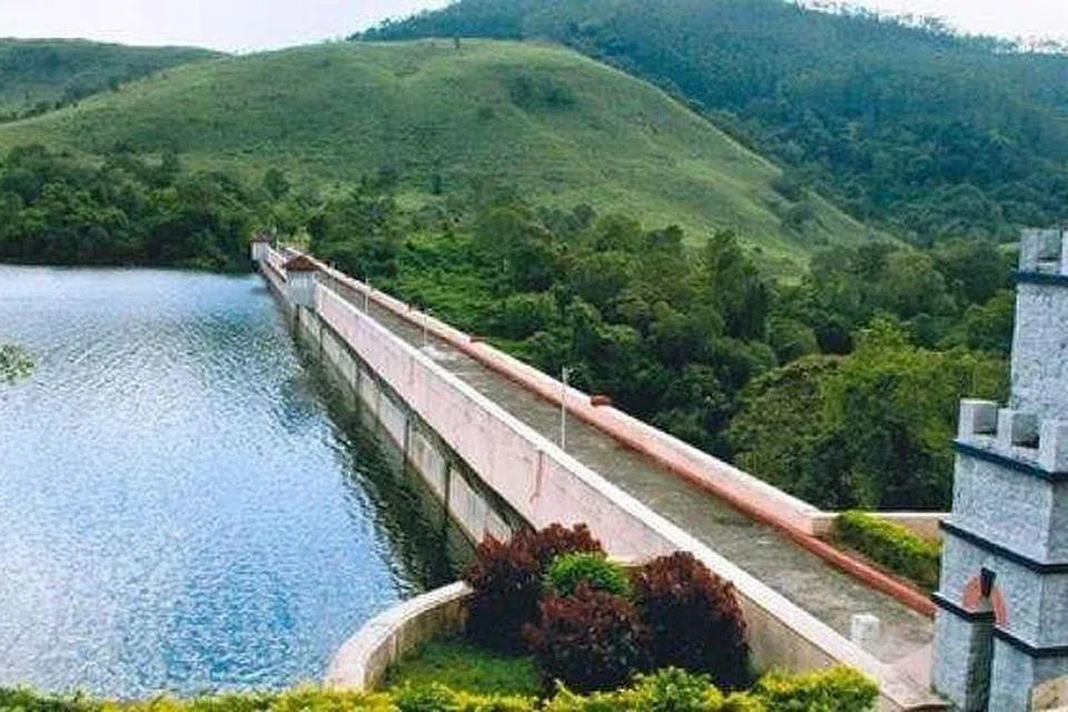 முல்லைப் பெரியாறு அணையின் உயரம் 152 அடி ஆகும்.