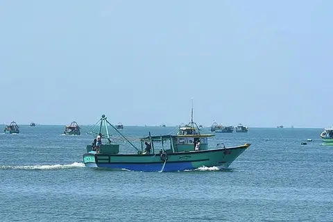 தமிழக மீனவர்களை இலங்கை சிறைபிடித்தது.