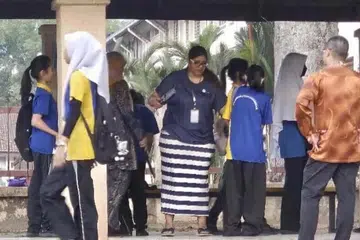 பள்ளிகளில் வன்முறை சம்பவங்கள் நடக்காமல் இருக்க மலேசியாவில் கடுமையான சோதனைகள் நடத்தப்பட்டு வருகிறது.