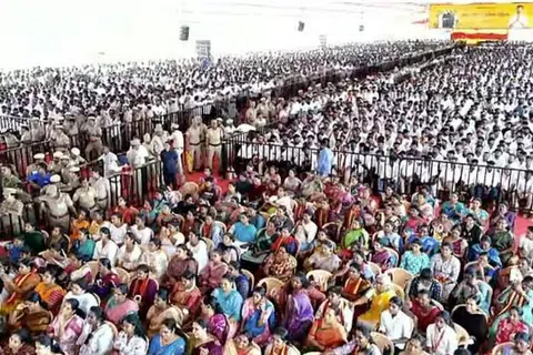 முதல்வர் விஜய்யின் பேச்சைக் கேட்க கரூரில் திரண்டிருந்த கூட்டம்.