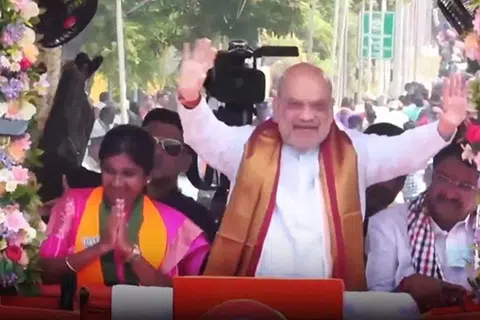 மொடக்குறிச்சி பாஜக வேட்பாளர் கிருத்திகாவுக்கு வாக்களிக்கும்படி ஆதரவு கோரி, திறந்த வாகனத்தில் நின்றபடி ‘சாலைக் காட்சி’ மேற்கொண்ட மத்திய உள்துறை அமைச்சர் அமித்ஷா. 