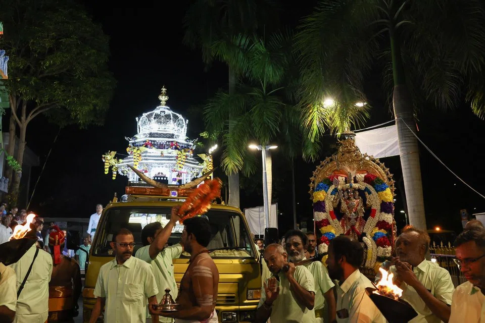 சனிக்கிழமை (ஜனவரி 31) அதிகாலை,பக்தர்கள் புடைசூழ அருள்மிகு தெண்டாயுதபாணி உற்சவரைச் சுமந்த வெள்ளித்தேர் சாலையில் சென்றது.