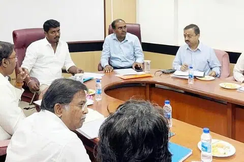மதுவிலக்கு மற்றும் ஆயத்தீர்வைத் துறை அமைச்சர் க.விக்னேஷ் (நடுவில்) அதிகாரிகளுடன் பேசினார்.