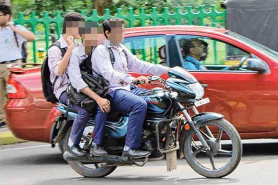 ஓட்டுநர் உரிமம் அல்லாத சிறுவர்கள் அதிவேகமாக வாகனங்களில் செல்வதாகப் புகார் எழுந்துள்ளது.