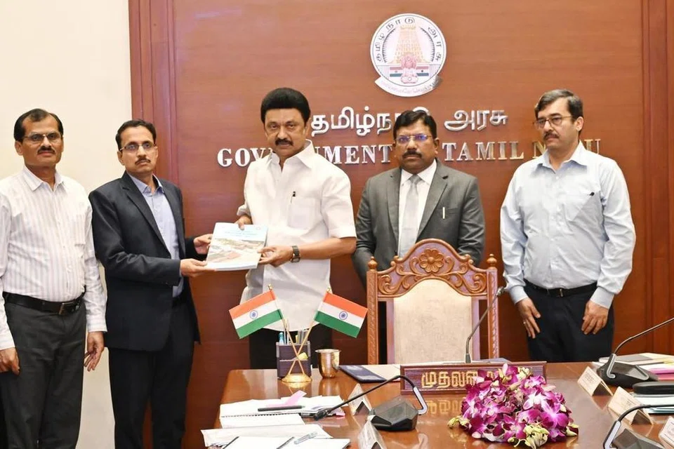 புயல் நிவாரண நிதியாக தமிழகத்துக்கு முதல் கட்டமாக ரூ.945 கோடியை மத்திய அரசு வழங்கியது. 