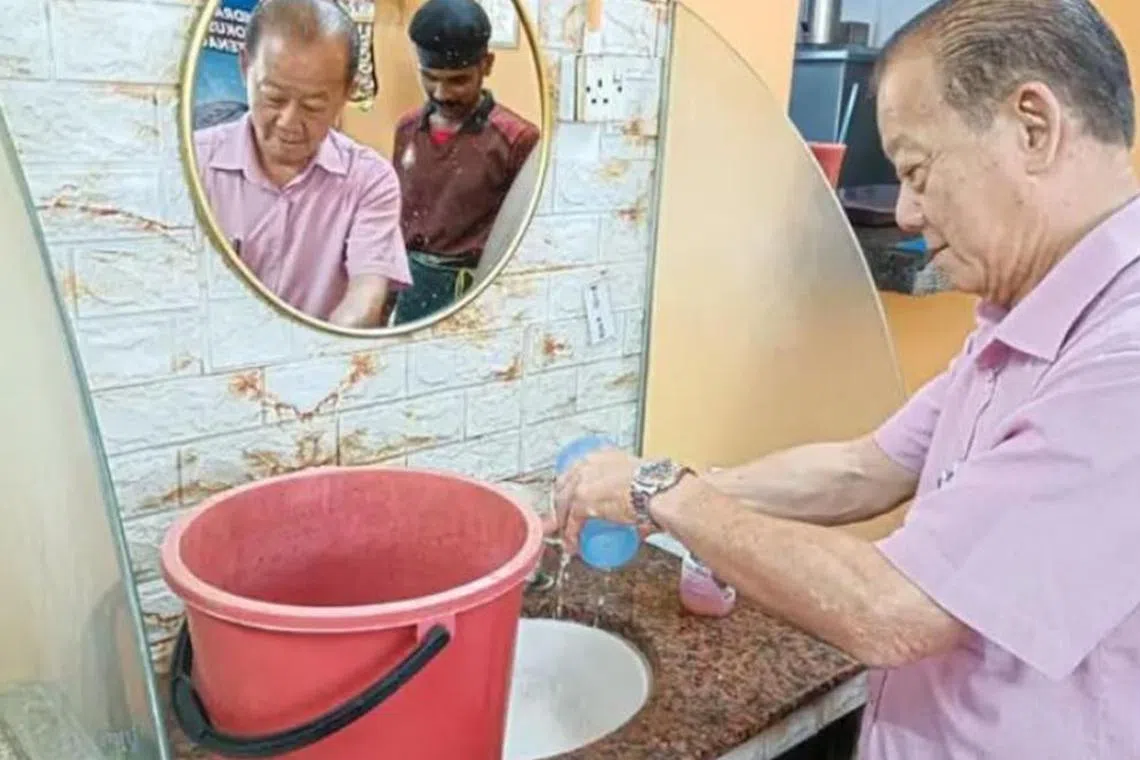 தண்ணீர் இல்லாமல் தவிக்கும் ஜோகூர் மக்கள்