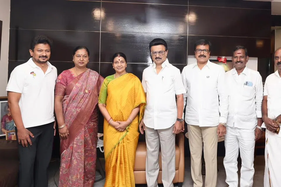 துணை முதல்வர் உதயநிதி ஸ்டாலின், முதல்வர் ஸ்டாலின் மனைவி துர்கா ஆகியோர் உடனிருந்தனர். இந்தச் சந்திப்பு அரசியல் வட்டாரங்களில் புது விவாதங்களைக் கிளப்பியுள்ளது. 