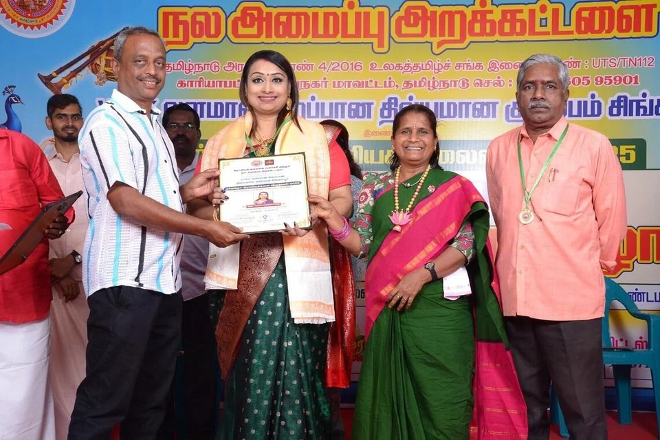 விருது மேடையில் திருவாட்டி ஜாய்ஸ் கிங்ஸ்லி.