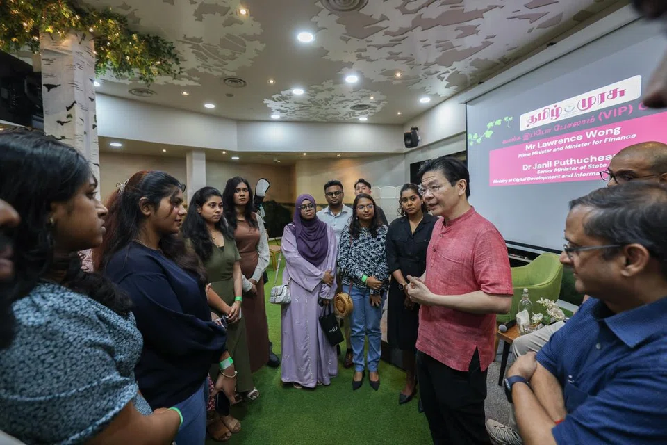தமிழ் முரசு ஞாயிற்றுக்கிழமை நடத்திய ‘வாங்க இப்போ பேசலாம்’ கலந்துரையாடலில் பங்கேற்பாளர்களுடன் பேசும் பிரதமர் லாரன்ஸ் வோங். தமிழ் முரசு ஆசிரியர் த.ராஜசேகர் (வலக்கோடி) உடன் உள்ளார்.