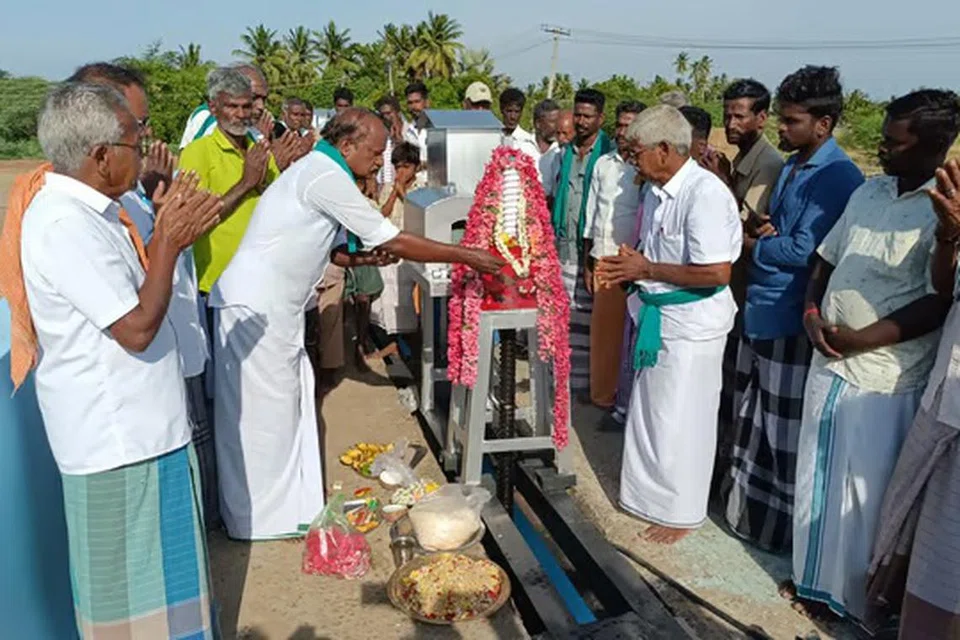 இறையான்குடி தடுப்பணைக்கு மாலை அணிவித்து வழிபாடு செய்து காவிரியை வரவேற்ற நாகப்பட்டின விவசாயிகள்.