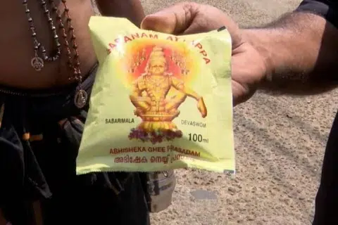 சபரிமலை ஐயப்பன் கோவிலில் விற்கப்படும் நெய்ப் பொட்டலம்.