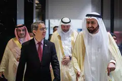 சிங்கப்பூரின் முஸ்லிம் விவகாரங்களுக்குப் பொறுப்பு வகிக்கும் தற்காலிக அமைச்சர் டாக்டர் முஹம்மது ஃபைஷால் இப்ராஹிமை வரவேற்றார் சவூதி அரேபியாவின் ஹஜ் மற்றும் உம்ரா அமைச்சர் டாக்டர் தவ்ஃபிக் அல்-ரபியா (வலது). 