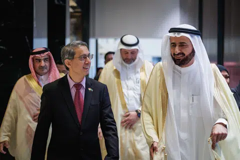 சிங்கப்பூரின் முஸ்லிம் விவகாரங்களுக்குப் பொறுப்பு வகிக்கும் தற்காலிக அமைச்சர் டாக்டர் முஹம்மது ஃபைஷால் இப்ராஹிமை வரவேற்றார் சவூதி அரேபியாவின் ஹஜ் மற்றும் உம்ரா அமைச்சர் டாக்டர் தவ்ஃபிக் அல்-ரபியா (வலது). 