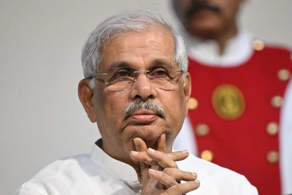 அரசு அமைவதில் தாமதம், நிர்வாகப் பணிகளைத் தொடங்கிய ஆளுநர்