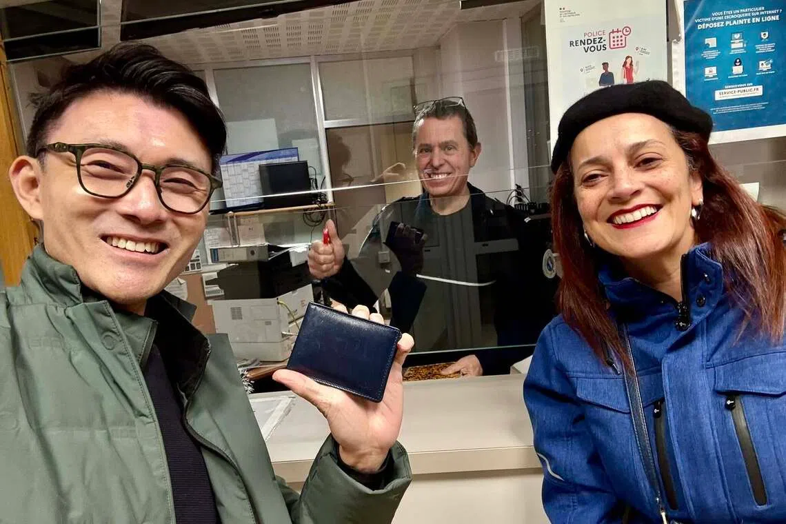 வெளிநாட்டில் இழந்த பணப்பையைத் திரும்ப பெற்ற பே யாம் கெங்