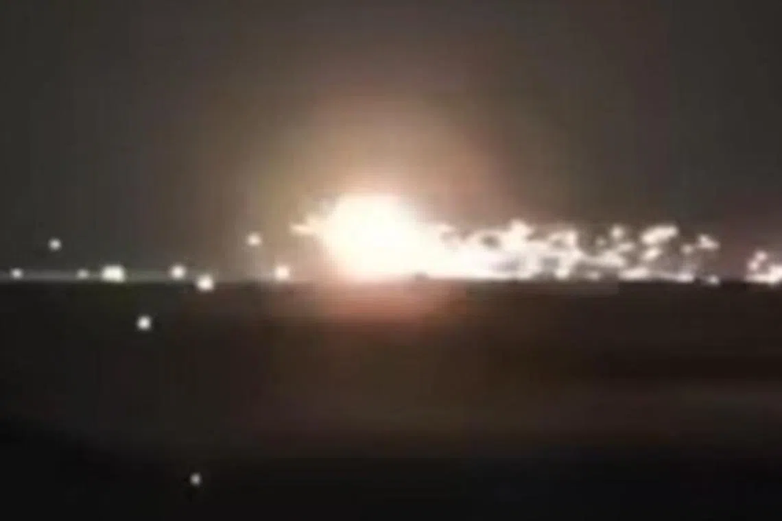 மலேசிய ராணுவ விமான விபத்து: விமானிகள் உயிர் தப்பினர்