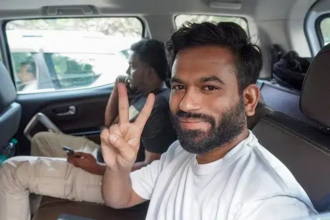 டெல்லியிலுள்ள தனது வீட்டில் இருந்து புறப்பட்ட சிஜேபி நிறுவனர் அபிஜித் திப்கேவை காவல்துறை வழியிலேயே கைது செய்தது.