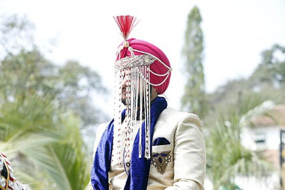 மணமகன் மீது காவல்துறை அதிகாரிகள் வழக்குப்பதிவு செய்து விசாரணை நடத்தி வருகின்றனர்.