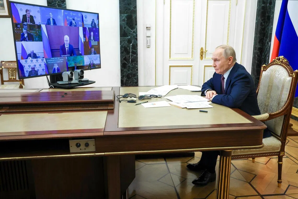 உக்ரேன் அமைதி உடன்பாடு குறித்து அமெரிக்கத் தூதர்களுடன் புட்டின் பேச்சு