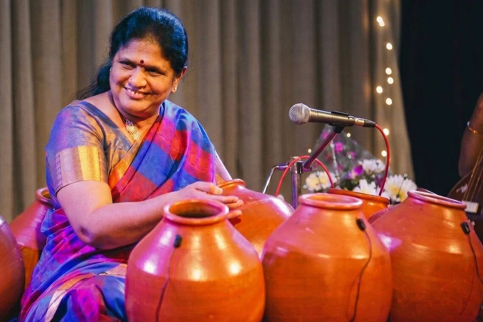 ‘எர்த் அண்ட் ஸ்ட்ரிங்ஸ்’ நிகழ்ச்சி மொழிகளைக் கடந்து, அனைத்து இனத்தவரும் ரசிக்கும் வண்ணம் முற்றிலும் இசைக் கருவிகளை மட்டுமே கொண்டு அமைக்கப்பட்டுள்ளது.