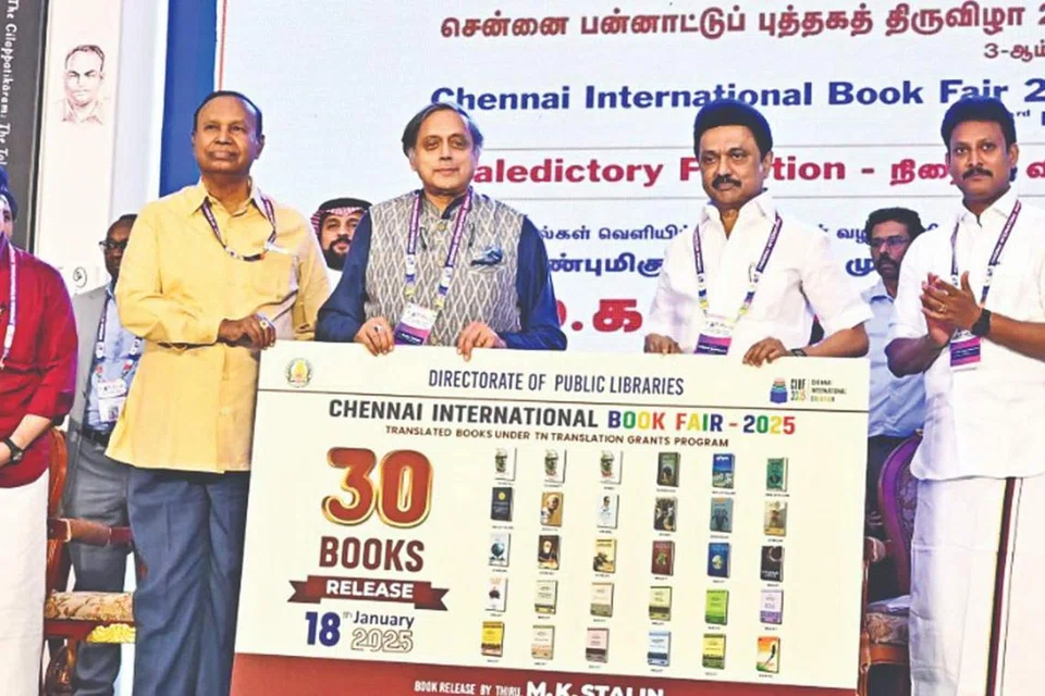 பன்னாட்டுப் புத்தகக் காட்சி நிறைவு விழாவில் முதல்வர் மு.க.ஸ்டாலினுடன் அமைச்சர்கள் தா.மோ. அன்பரசன், அன்பில் மகேஷ் பொய்யாமொழி, நாடாளுமன்ற உறுப்பினர்களான சசிதரூர், டி.ஆர். பாலு, தமிழ்நாடு பாடநூல் மற்றும் கல்வியியல் பணிகள் கழகத் தலைவர் திண்டுக்கல் ஐ. லியோனி எனப் பலரும் கலந்துகொண்டனர். 