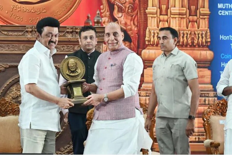 கலைஞரின் நூற்றாண்டு நினைவு நாணயத்தை ஒன்றிய அமைச்சர் ராஜ்நாத் சிங் வெளியிட, முதல்வர் ஸ்டாலின் அதைப் பெற்றுக்கொண்டார்.