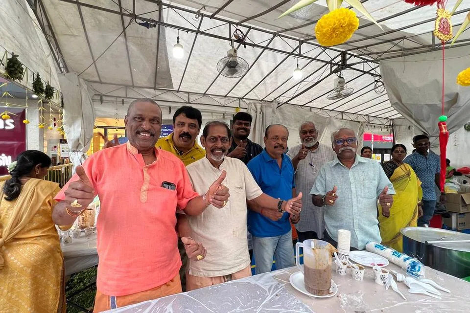 தனது நண்பர்களுடனும் குடும்பத்தினருடனும் சண்முகனாதன்.