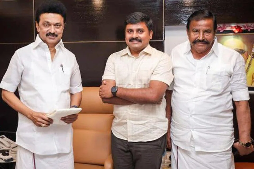 திமுக அமைச்சர் கேஎன் நேருவின் மகன் அருண் நேரு (நடுவில்).