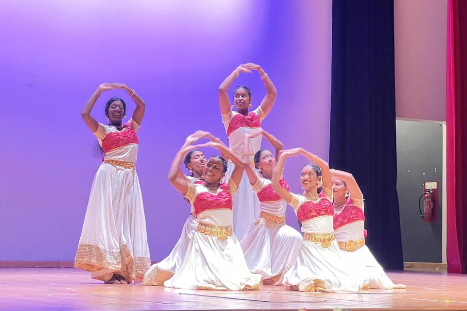 நடனப் படைப்புகளை வழங்கிய ராஃபிள்ஸ் கல்வி நிலைய மாணவர்கள்.