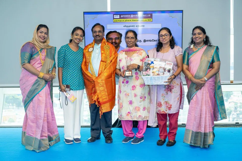 48 ஆண்டுகளாகத் தமிழாசிரியராகப் பணியாற்றி வரும் திரு இளங்கோவிற்குத் (இடமிருந்து மூன்றமாவர்) ‘தந்தையர் திலகம்’ விருது வழங்கிச் சிறப்பித்தது தாரகை இலக்கிய வட்டம்.