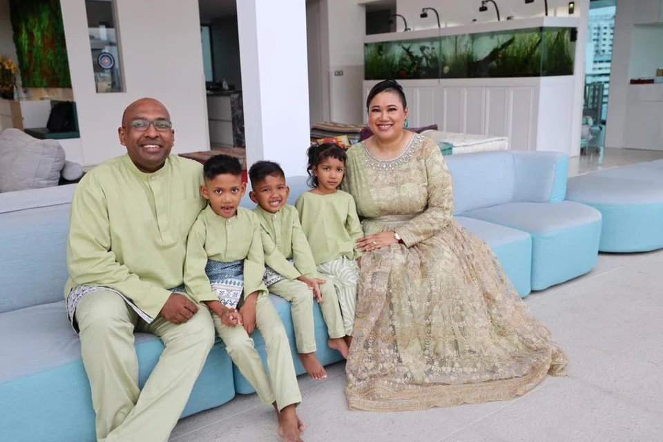திரு மிம்ரா மஹ்மூத், திருமதி ரஃபீதா ஜலீல் அவர்களின் மூன்று பிள்ளைகளுடன்.