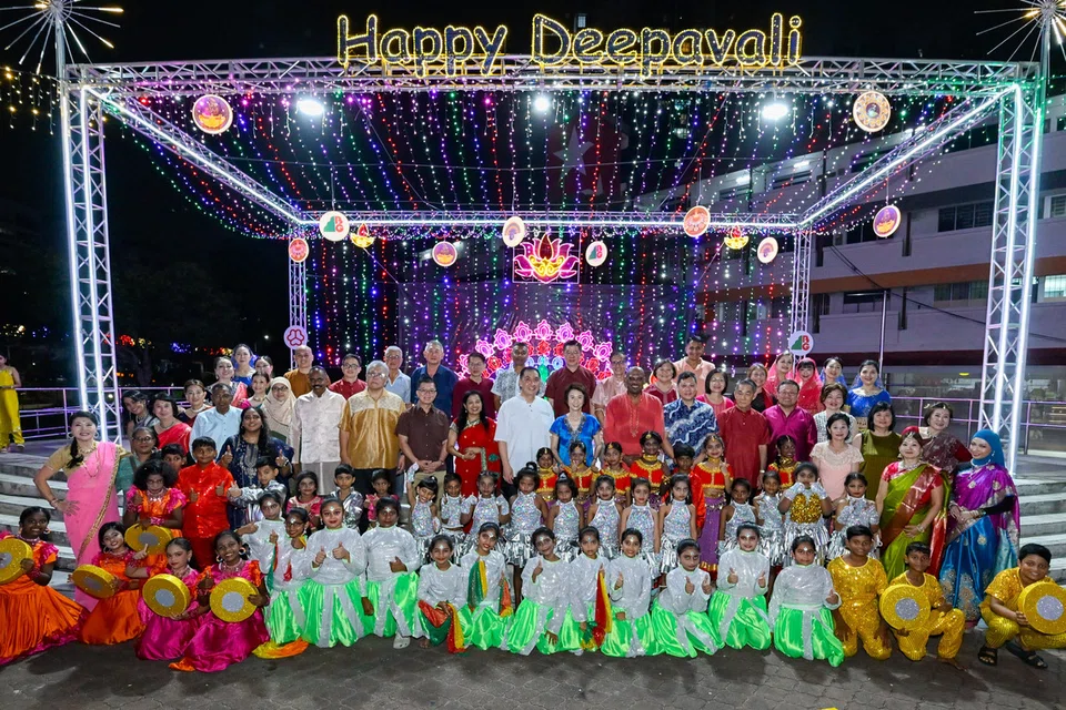 ஹில்வியூ தீபாவளி நிகழ்ச்சி மேடையில் ஏற்பாட்டாளர்கள், கலைஞர்கள் ஆகியோருடன் எரிசக்தி, வர்த்தக, தொழில்துறை; கலாசார, சமூக, இளையர்துறை மூத்த துணை அமைச்சரும் புக்கிட் கோம்பாக் அடித்தள அமைப்புகளின் ஆலோசகருமான லோ யென் லிங்.