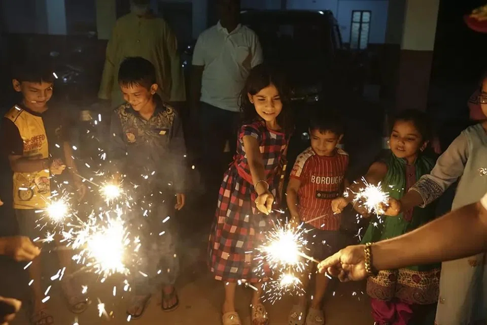 புதுடெல்லியில் சென்ற ஆண்டு தீபாவளியின்போது தடையை மீறி மக்கள் பட்டாசு வெடித்ததால் பண்டிகை ஒரே புகை மண்டலமாக மாறியது.  