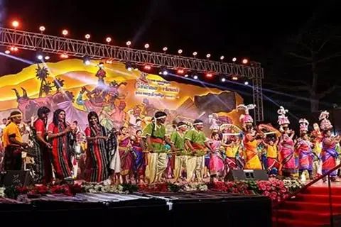 சென்னை சங்கமத்துக்காக, சென்னையில் உள்ள கடற்கரைகள், பூங்காக்கள் என இருபது இடங்களில் ஜனவரி 15 முதல் 18ஆம் தேதி வரை நான்கு நாள்களுக்குப் பல்வேறு நிகழ்ச்சிகளுக்கு ஏற்பாடுகள் செய்யப்பட்டுள்ளன.
