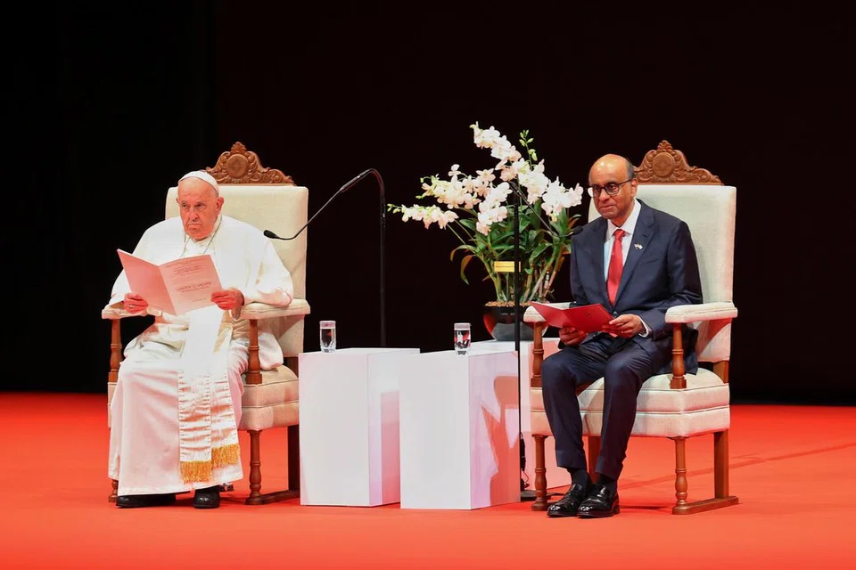 சிங்கப்பூர் தேசியப் பல்கலைக்கழகத்தின் பண்பாட்டு நிலையத்தில் பொதுவுரையாற்றிய போப் பிரான்சிஸ். மேடையில் அவருடன் அதிபர் தர்மன் சண்முகரத்னம்.