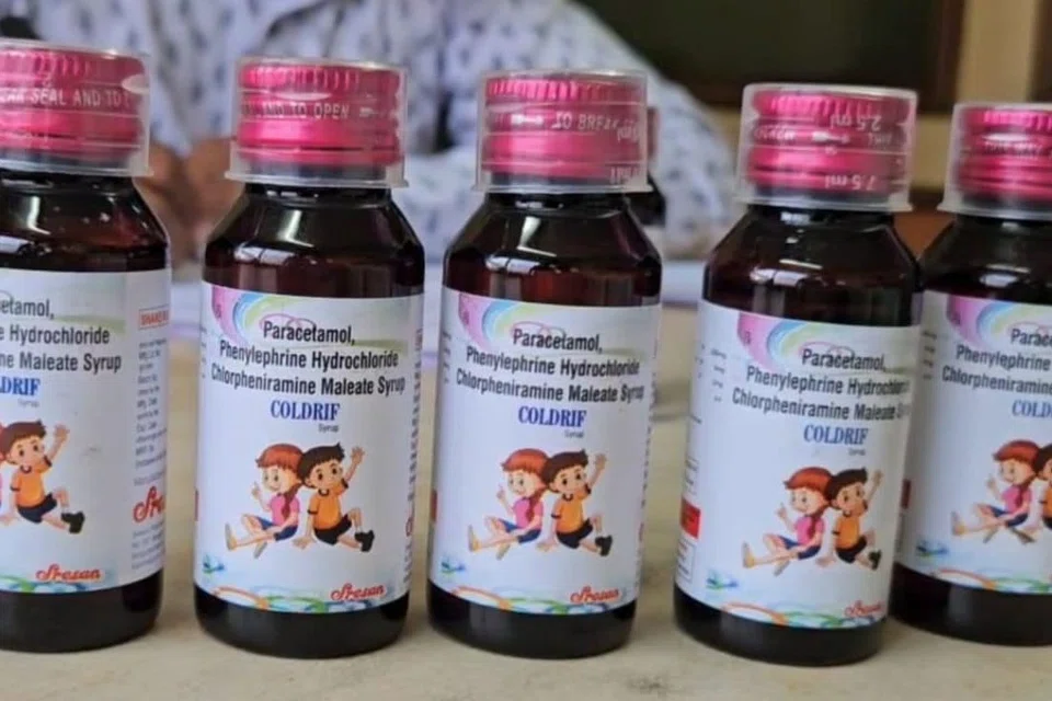 ‘கோல்டிரிஃப்’ எனும் இருமல் மருந்தை உட்கொண்ட 20 குழந்தைகள் உயிரிழந்துள்ளன. மேலும் சிலருக்கு சிறுநீரகப் பாதிப்பு ஏற்பட்டுள்ளது.