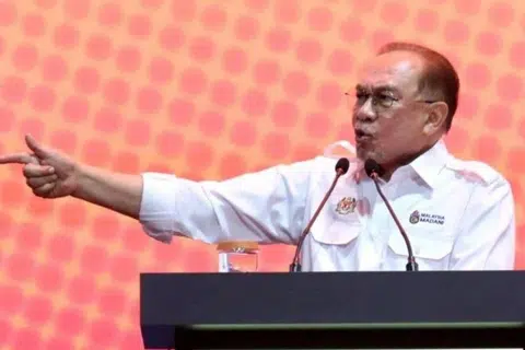 புக்கிட் ஜலீலில் நடைபெற்ற தொழிலாளர் தின நிகழ்ச்சியில் மலேசியப் பிரதமர் அன்வார் இப்ராகிம் உரையாற்றினார்.