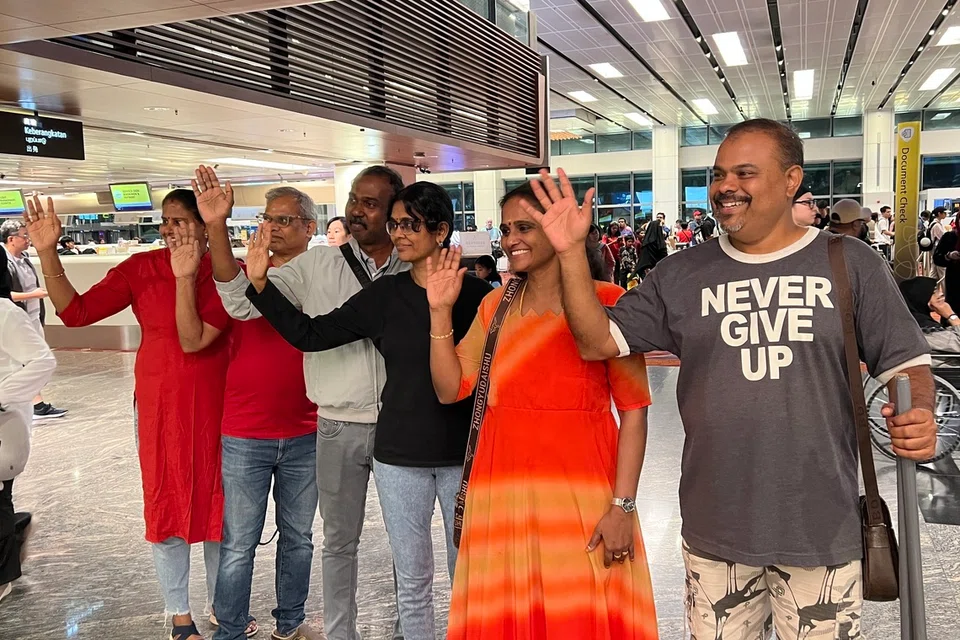 பிள்ளைகளை வழியனுப்பும் பெற்றோர்.