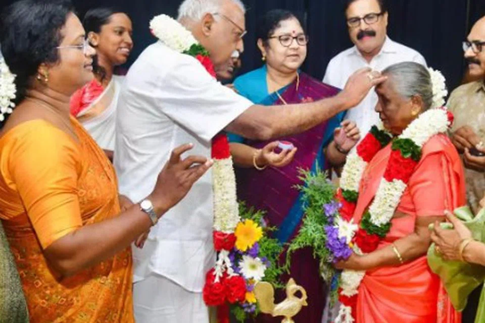 முதியோர் நலக் காப்பகத்தில் வசித்து வரும் விஜயராகவன் (79), சுலோச்சனா (75) ஆகிய இருவரும் காதலித்து திருமணம் செய்து கொண்டனர்.