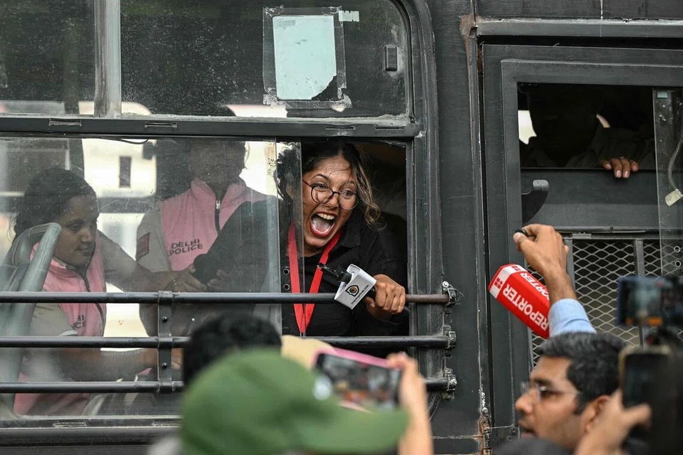 டெல்லியில் அக்டோபர் 11 ஞாயிற்றுக்கிழமை நடந்த போராட்டத்தின்போது செய்தியாளர் ஒருவரையும் காவல்துறை கைதுசெய்து வாகனத்தில் ஏற்றியது.