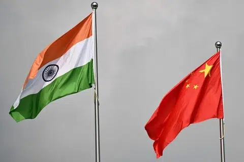 இந்தியா-சீனா உறவு மேம்படும் வகையில் சீன நிபுணர்களுக்கான விசாக்களை இந்தியா விரைவுபடுத்த முடிவு செய்துள்ளதாக தகவல் வெளியாகியுள்ளது.