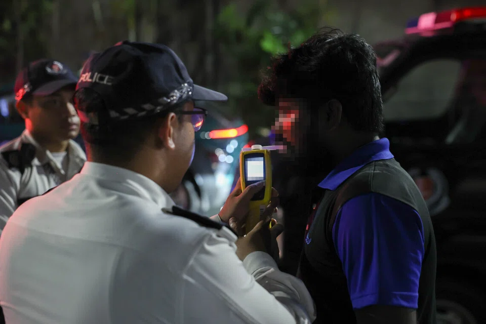 மதுபோதையில் வாகனவோட்டுவதற்கு எதிரான இயக்கத்தின் தொடர்பில் வெள்ளிக்கிழமை (நவம்பர் 14) போக்குவரத்துக் காவல்துறை திடீர் சோதனை நடவடிக்கையை மேற்கொண்டது. அப்போது 35 வயது ஆடவர் மதுபோதையில் வாகனவோட்டிய காரணத்தால் கைது செய்யப்பட்டார்.